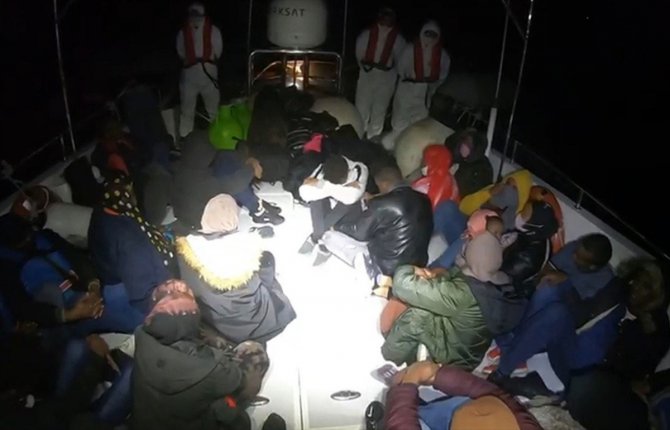 Didim açıklarında 28 düzensiz göçmen kurtarıldı