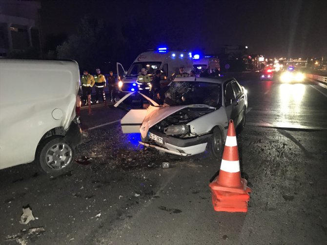 Kocaeli'de hafif ticari araç ile otomobil çarpıştı: 2 yaralı
