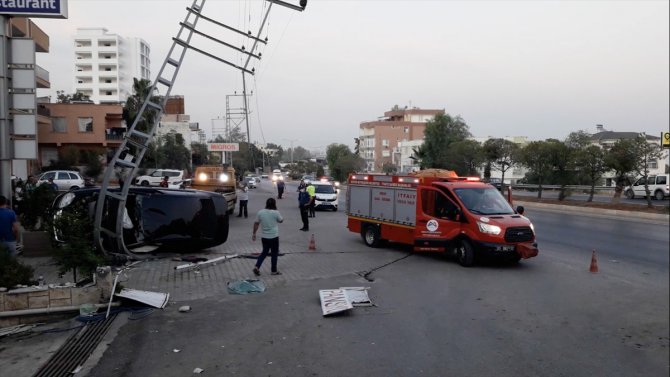 Mersin'de elektrik direğine çarpan otomobilin sürücüsü yaralandı