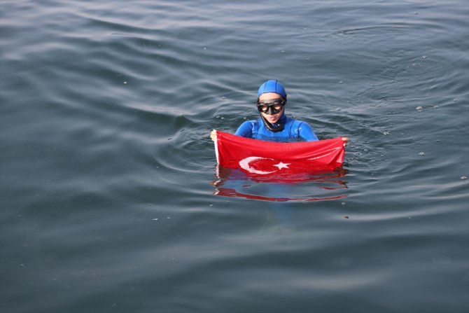 Şahika Ercümen, İzmit Körfezi'nde batırılan yolcu gemisinin etrafında dalış yaptı