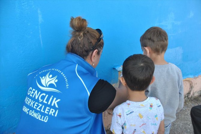 Samsun'da gönüllü gençler "köy" okulunu boyadı