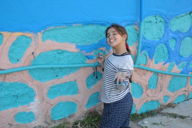 Samsun'da gönüllü gençler "köy" okulunu boyadı