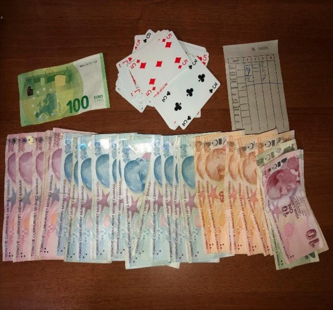 Zonguldak'ta kahvehanelerde kumar oynadığı tespit edilen 24 kişiye para cezası