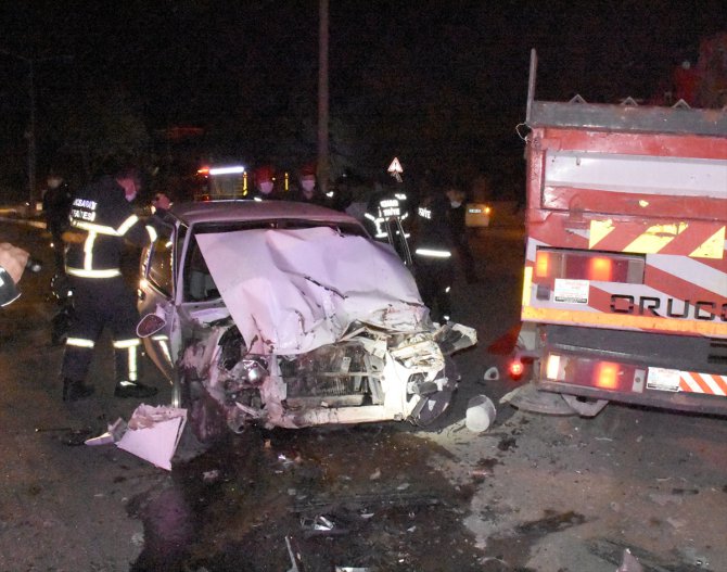 Aksaray'da dur ihtarına uymayan otomobil çekiciye çarptı: 1 ölü