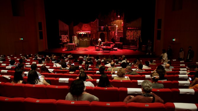 Antalya Şehir Tiyatroları "Kadife Çiçekleri" oyununu sahneledi
