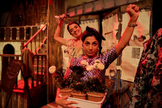 Antalya Şehir Tiyatroları "Kadife Çiçekleri" oyununu sahneledi