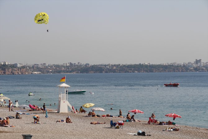 Antalya'da güneşli havada sahillerde yoğunluk oluştu