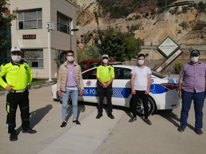 Artvin'de kimliğini unutan KPSS adayının yardımına trafik polisleri koştu