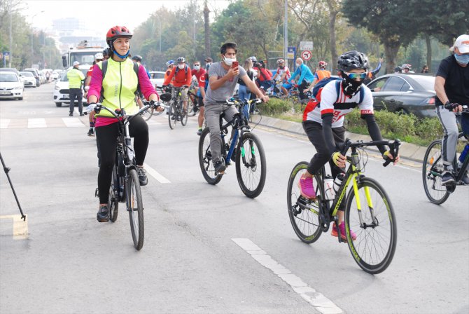 Bisikletçiler kazalara dikkati çekmek için Kalamış Parkı'nda bir araya geldi