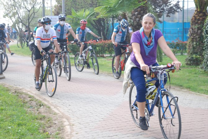 Bisikletçiler kazalara dikkati çekmek için Kalamış Parkı'nda bir araya geldi