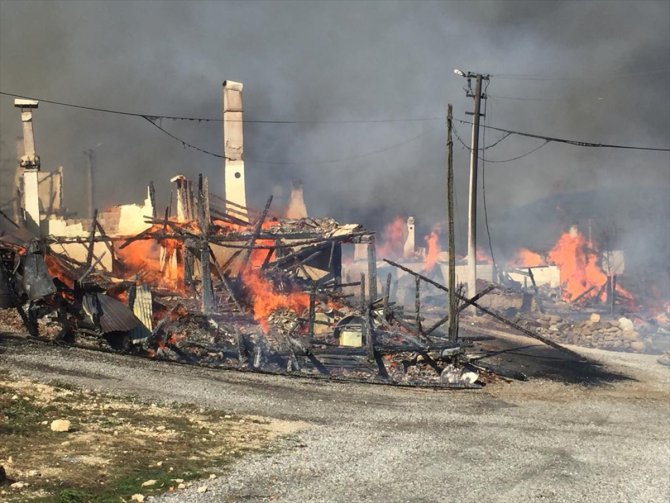 Bolu'da bir evde çıkan yangın çevredeki evlere sıçradı