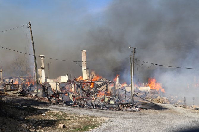 GÜNCELLEME 3 - Bolu'da bir köy evinde çıkan ve çevredeki evlere de sıçrayan yangın söndürüldü