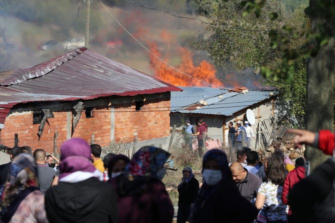 GÜNCELLEME 4 - Bolu'da bir köy evinde çıkan ve çevredeki evlere de sıçrayan yangın söndürüldü