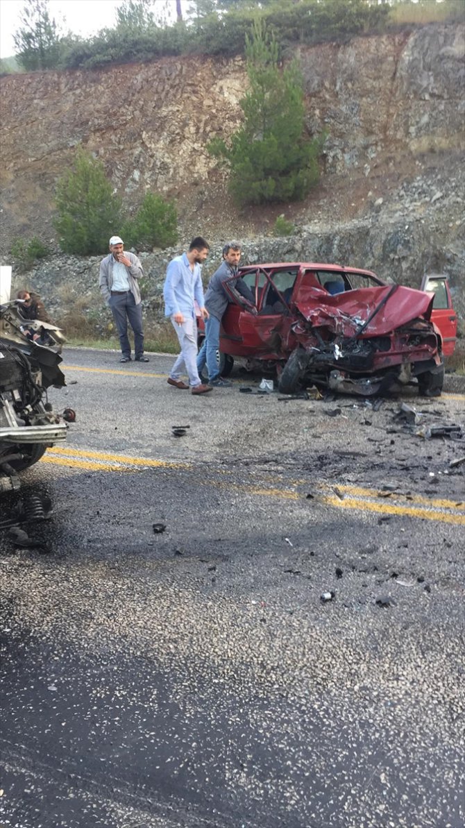 Bursa'da otomobil ile hafif ticari araç çarpıştı: 1 ölü, 3 yaralı