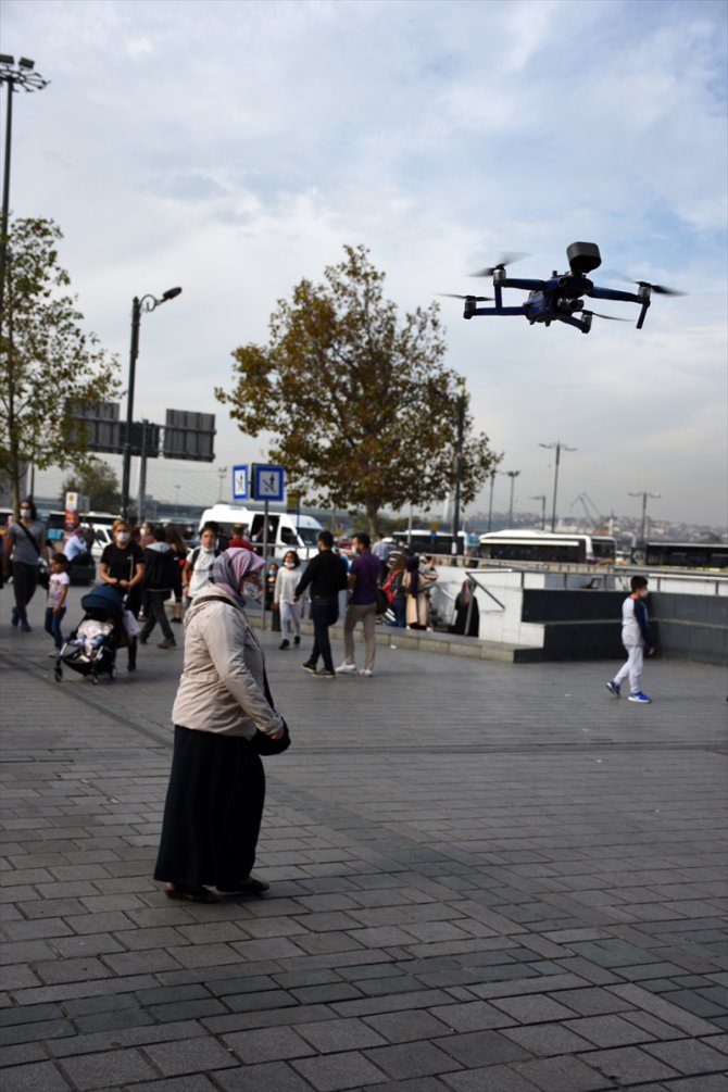Eminönü Meydanı'nda drone destekli Kovid-19 denetimi