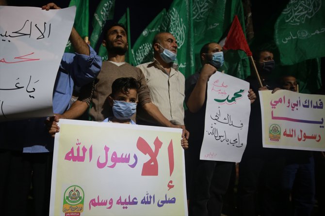 Filistinlilerden Fransa'nın İslam karşıtı tutumuna protesto