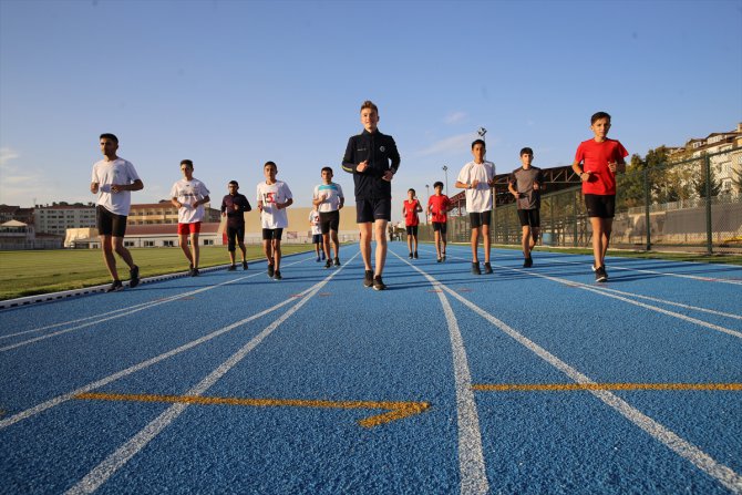 Geleceğin yıldız atletleri, yarışlara Kapadokya'nın engebeli arazilerinde hazırlanıyor