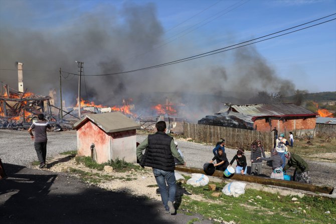 GÜNCELLEME 3 - Bolu'da bir köy evinde çıkan ve çevredeki evlere de sıçrayan yangın söndürüldü