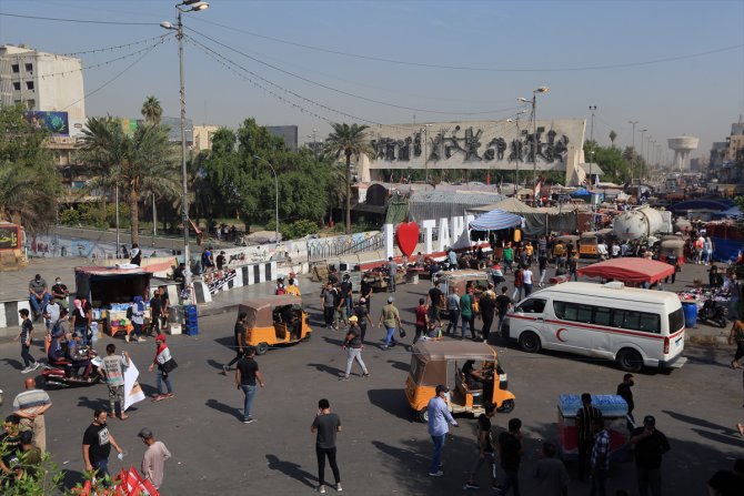 Iraklılar, 25 Ekim gösterilerinin birinci yılında Tahrir Meydanı'nda