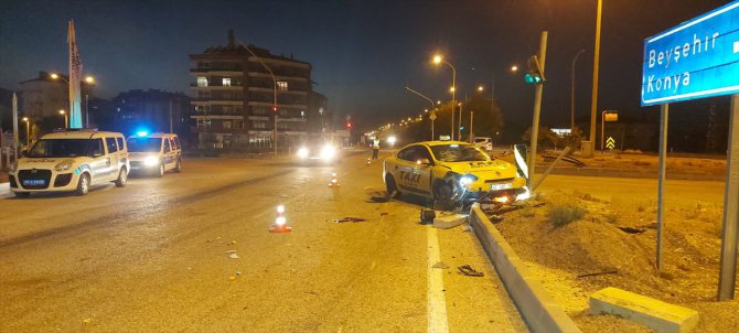 Isparta'da ticari taksiyle motosiklet çarpıştı: 1 ölü, 3 yaralı