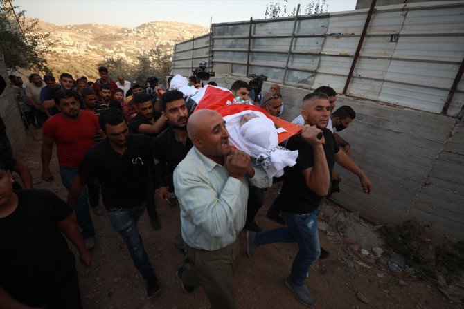 İsrail askerlerince darbedilerek öldürülen Filistinli defnedildi