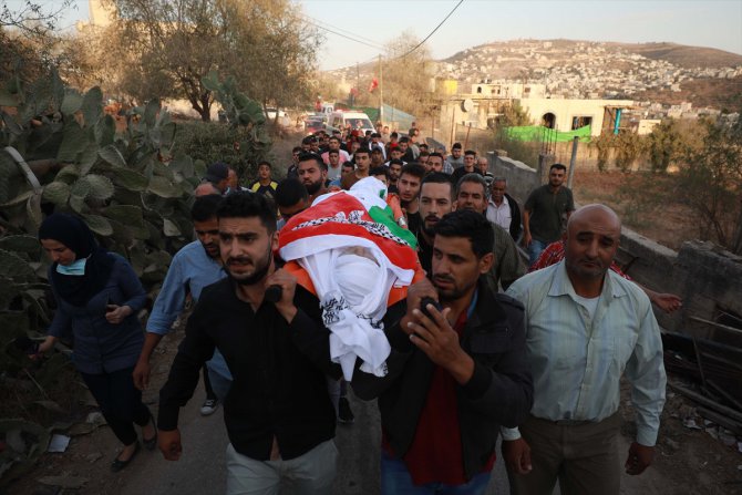 İsrail askerlerince darbedilerek öldürülen Filistinli defnedildi