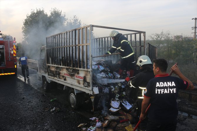 Adana'da seyir halindeki kamyonette yangın çıktı
