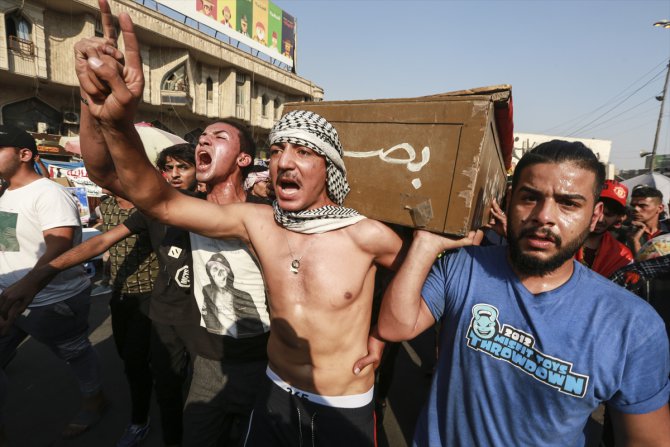 Bağdat'ta güvenlik güçleriyle çatışmada köprüden düşen 1 gösterici hayatını kaybetti