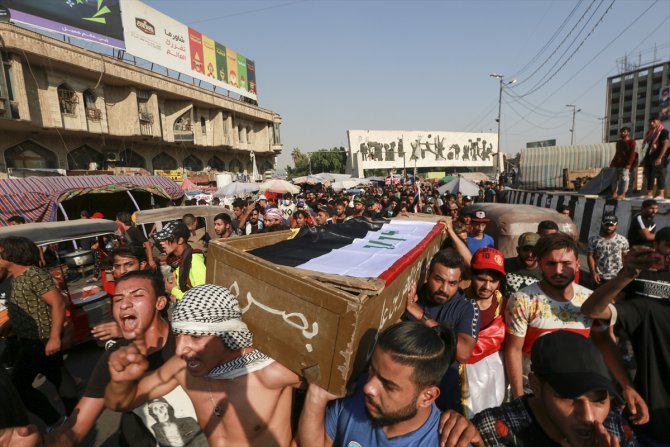 Bağdat'ta güvenlik güçleriyle çatışmada köprüden düşen 1 gösterici hayatını kaybetti