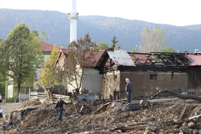 Bolu'da yangın çıkan köyde enkaz kaldırma çalışması sürüyor