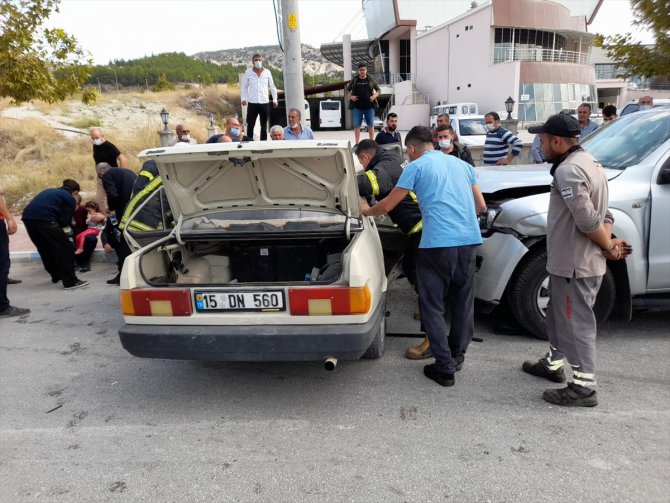 Burdur'da kamyonetle otomobil çarpıştı: 2'si çocuk 7 yaralı