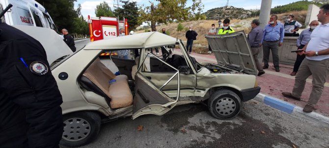 Burdur'da kamyonetle otomobil çarpıştı: 2'si çocuk 7 yaralı