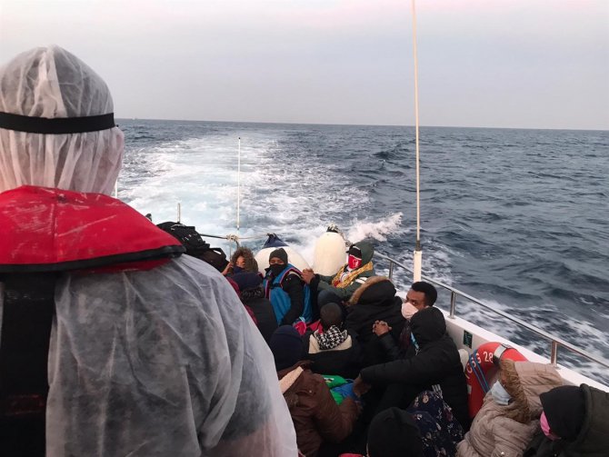 Çanakkale'de Türk kara sularına itilen 34 yabancı uyruklu kurtarıldı