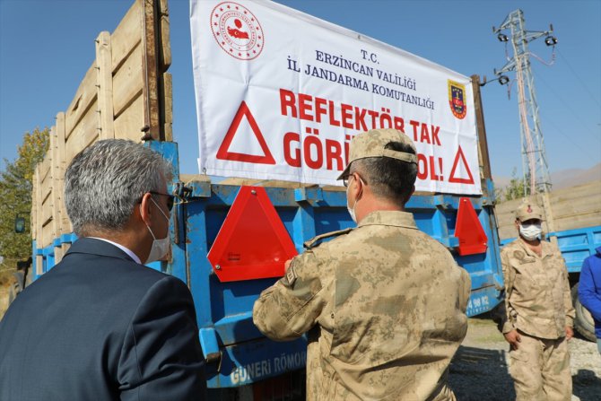 Erzincan'da kazaları önlemek amacıyla 300 traktöre reflektör dağıtıldı