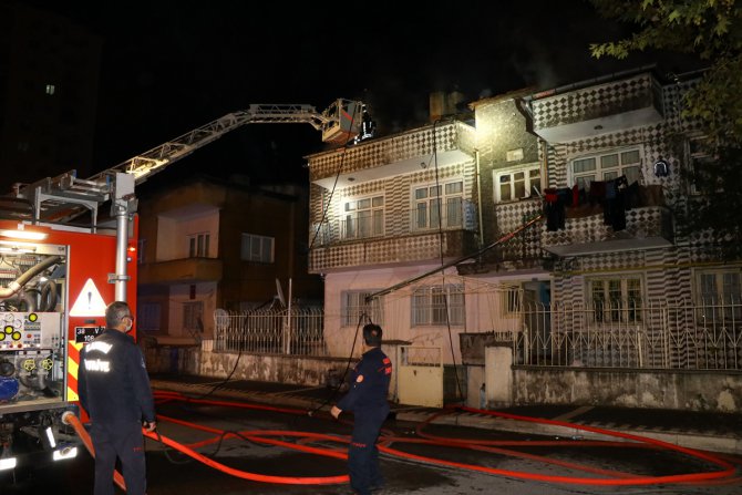 Kayseri'de bir apartmanın çatı katında çıkan yangın söndürüldü