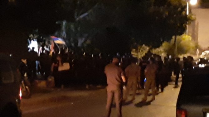 Türkiye'nin Beyrut Büyükelçiliği önünde toplanan bir grup Ermeni, güvenlik güçlerine saldırdı