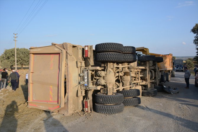 Uşak'ta 2 hafriyat kamyonu çarpıştı: 1'i ağır 2 yaralı