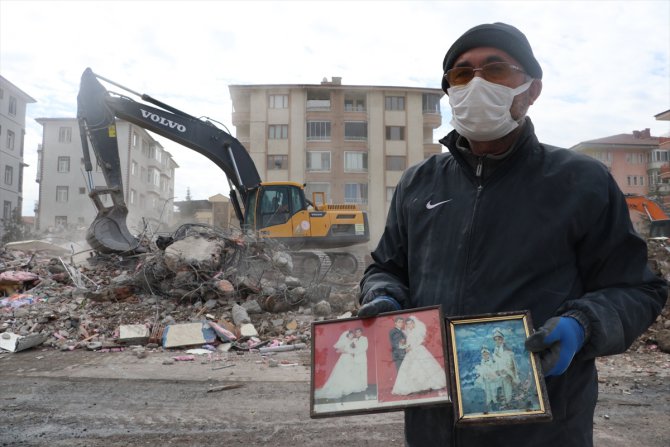 25 yıl oturduğu binanın enkazında hatıra fotoğrafları arıyor