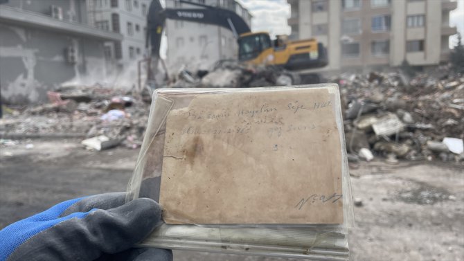 25 yıl oturduğu binanın enkazında hatıra fotoğrafları arıyor