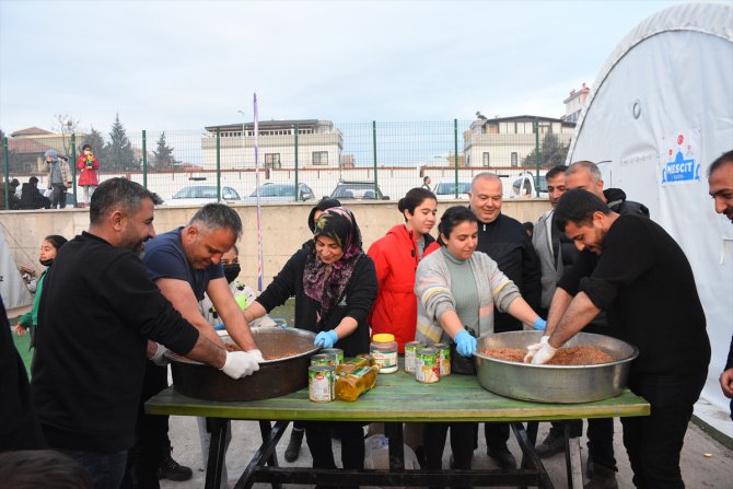 Adıyamanlı depremzede aile çadır kentlerde kalanlar için çiğ köfte yoğuruyor
