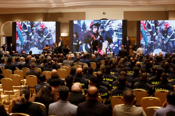 Cezayir Cumhurbaşkanı'ndan Türkiye’de arama kurtarma çalışmalarına katılan ekiplere ödül