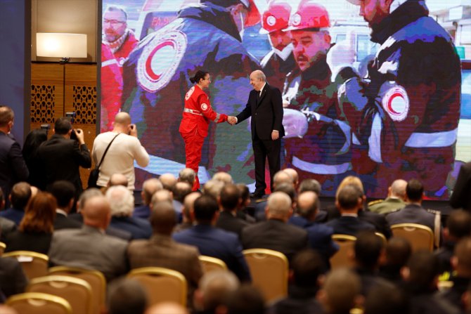 Cezayir Cumhurbaşkanı'ndan Türkiye’de arama kurtarma çalışmalarına katılan ekiplere ödül