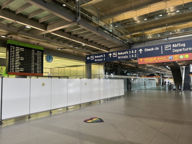Almanya'da grevler nedeniyle havalimanlarındaki yüzlerce uçuş iptal edildi