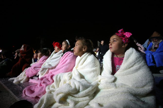 "Alperen"lerden depremzede çocuklar için açık havada sinema hizmeti