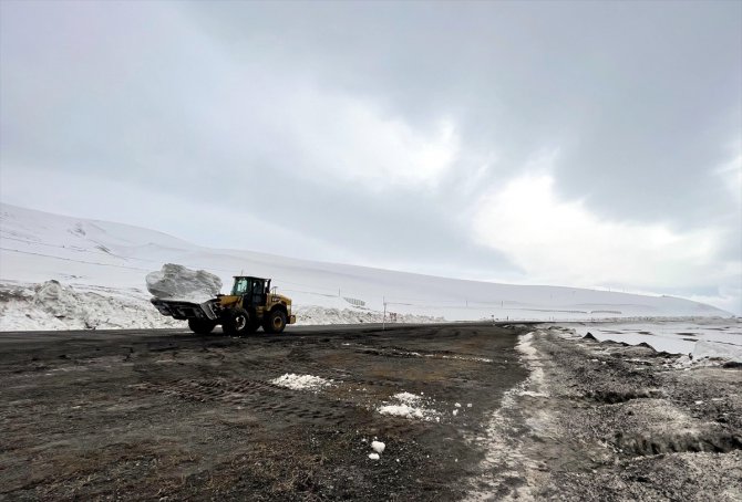 Ardahan'da ekiplerin karla mücadele çalışması martta da sürdü