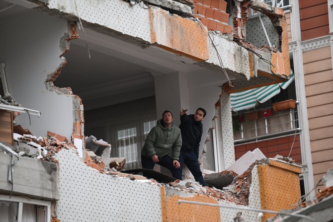 Bahçelievler'de kontrollü yıkılan binanın çökmesi sonucu yandaki apartmanda hasar oluştu
