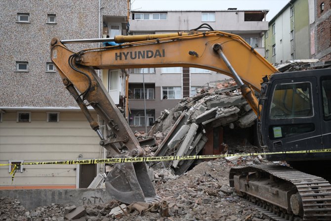 Bahçelievler'de kontrollü yıkılan binanın çökmesi sonucu yandaki apartmanda hasar oluştu