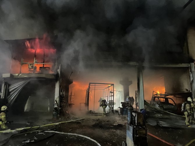 Başakşehir'de iş yerinde çıkan yangın hasara neden oldu