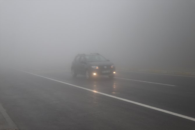 Bolu Dağı'nda yoğun sis nedeniyle görüş mesafesi 10 metreye kadar düştü