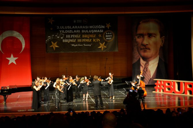 Bursa'da "3. Uluslararası Müziğin Yıldızları Buluşması"nda depremzedeler yararına konser verildi